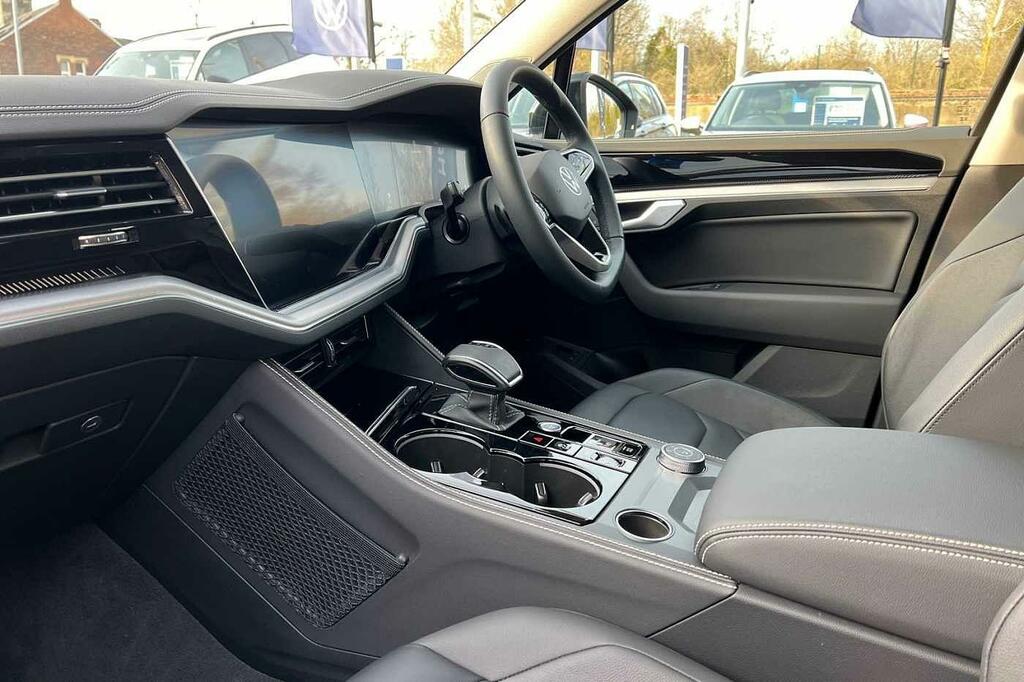 Compare Volkswagen Touareg 3.0 Tsi Ehybrid 4Motion Elegance Tip HJ73WCZ Black