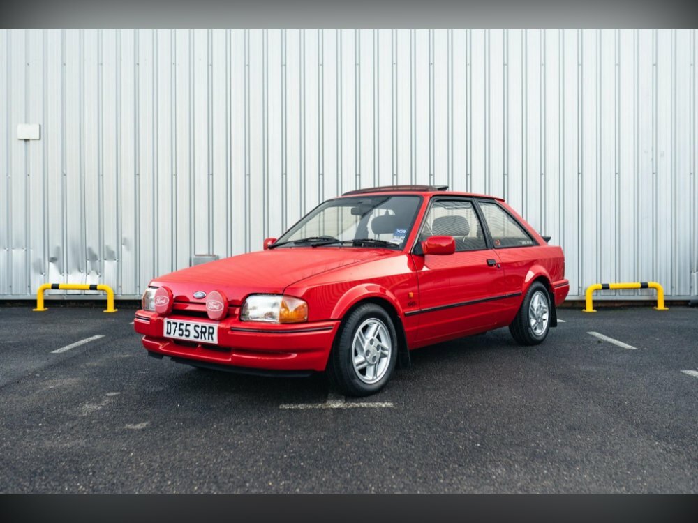 Compare Ford Escort 1.6 Xr3i D755SRR 