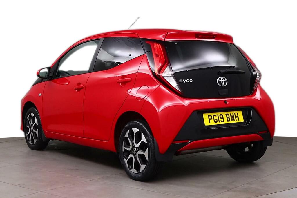 Compare Toyota Aygo Vvt-i X-plore PG19BWH Red