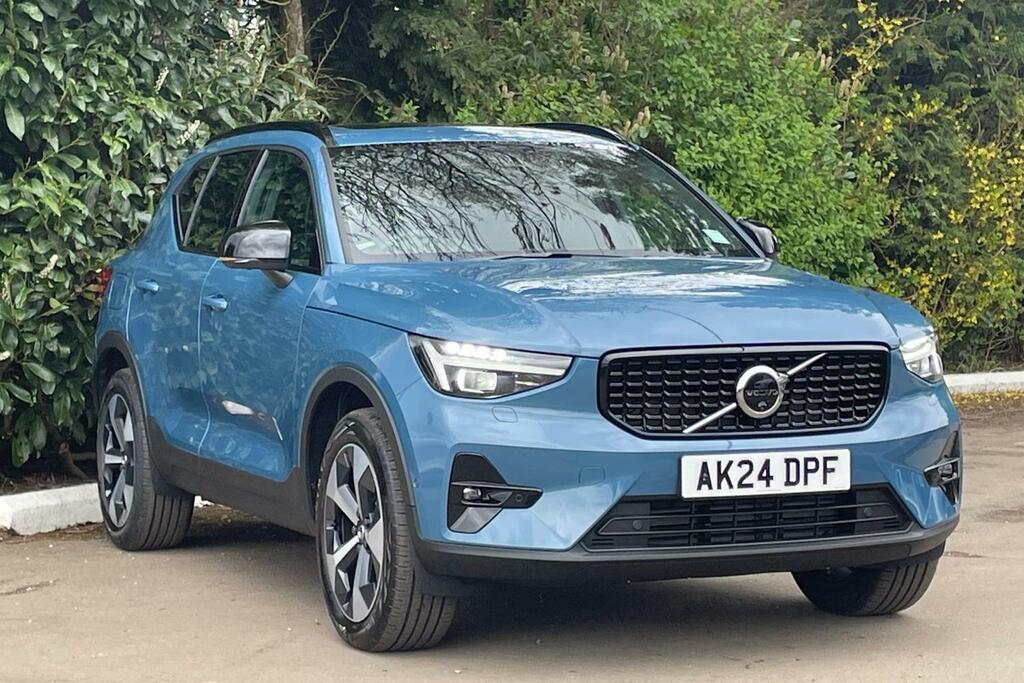 Compare Volvo XC40 B3 Ultimate Only 39,999 AK24DPF 