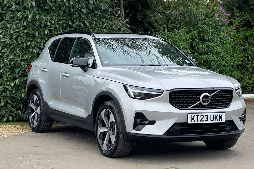 Compare Volvo XC40 B4 Ultimate Mhev Only KT23UKW 