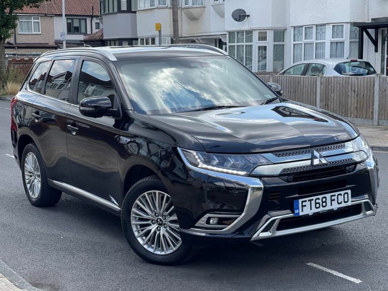 Compare Mitsubishi Outlander 2.4H Twinmotor 13.8Kwh 4Hs Cvt 4Wd Euro 6 Ss FT68FCO Black