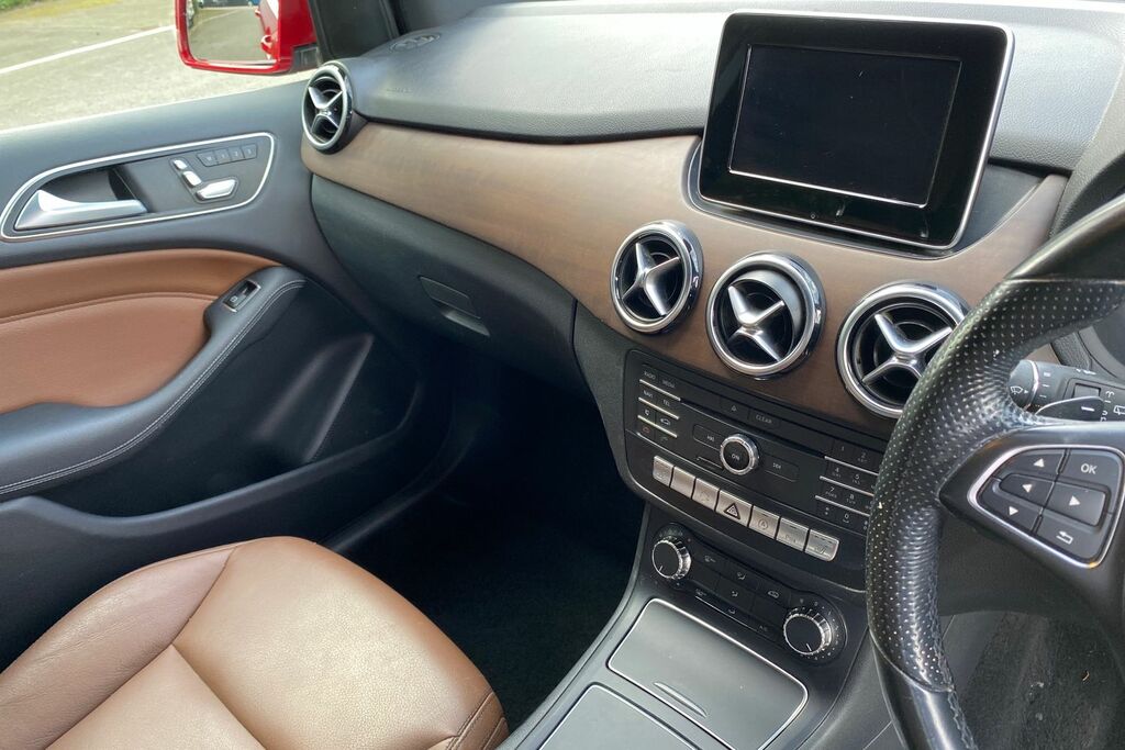 Compare Mercedes-Benz B Class B200 Cdi Sport Premium HF15SZP Red