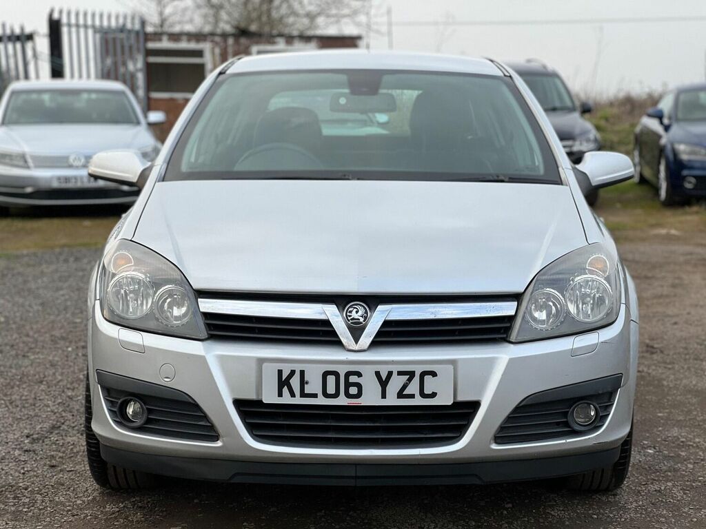 Compare Vauxhall Astra Astra Design KL06YZC Silver