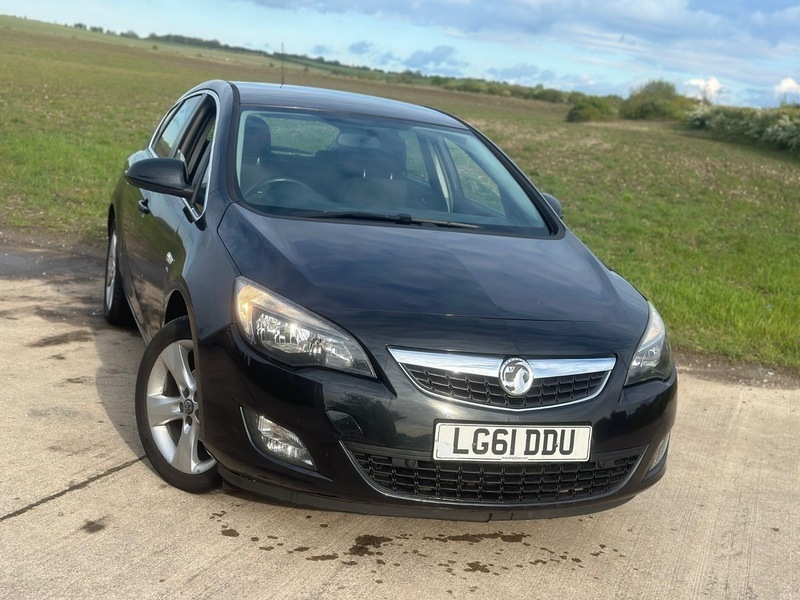 Compare Vauxhall Astra 1.4 16V Sri Hatchback LG61DDU Black