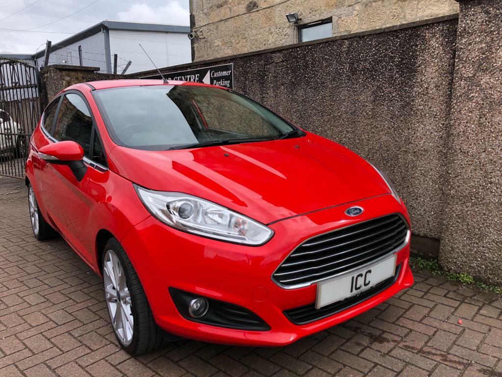 Compare Ford Fiesta 1.0T Ecoboost Titanium Euro 5 Ss AF64UWZ Red