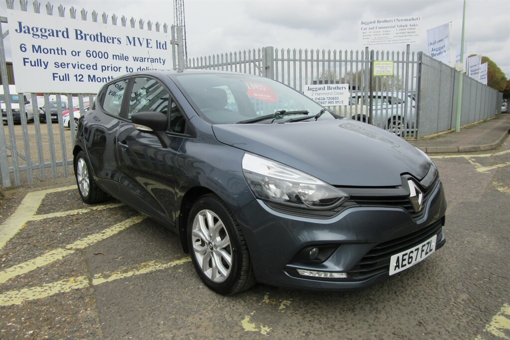 Compare Renault Clio 1.5 Dci Play Hatchback Euro 6 S AE67FZL Grey