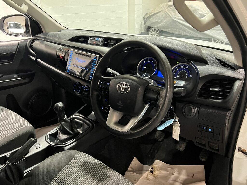 Compare Toyota HILUX Hi-luxury Active D-4d 4Wd Double Cab HF19WYP White