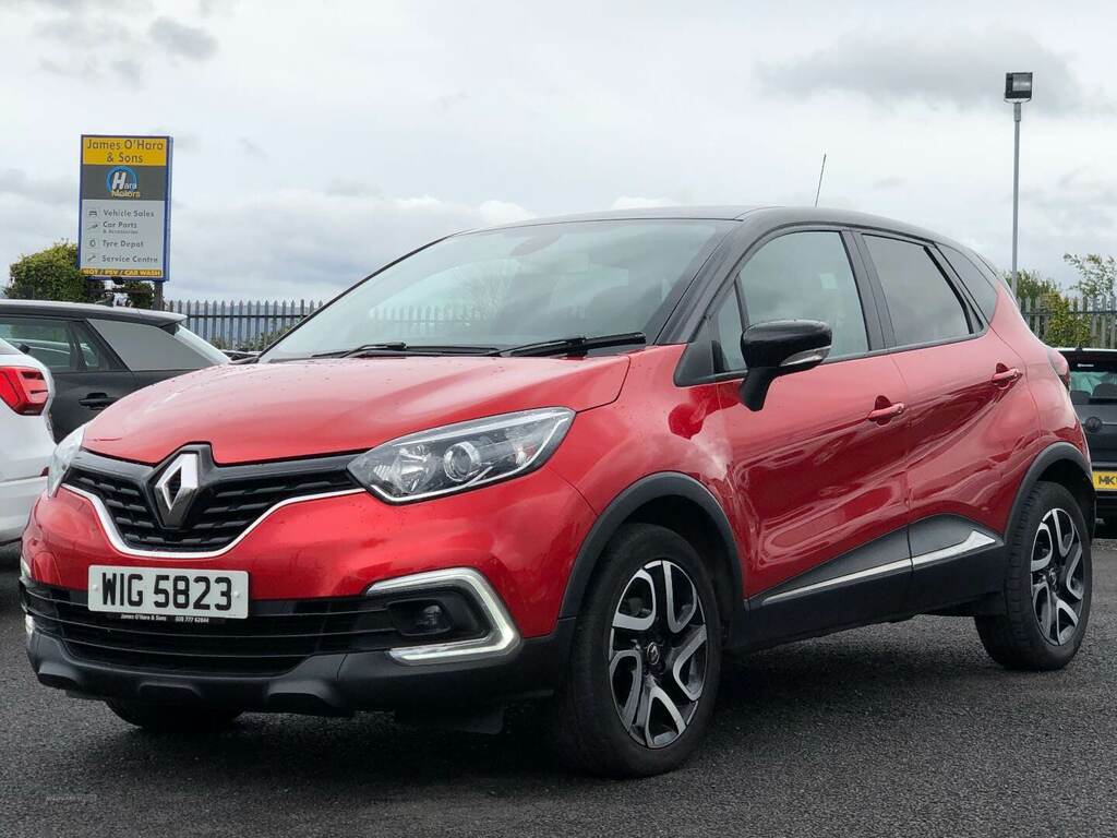 Compare Renault Captur 1.5 Dci 90 Iconic WIG5823 Red