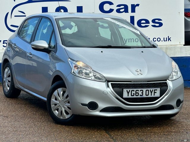 Compare Peugeot 208 1.2 Access Plus 82 Bhp YG63OYF Silver