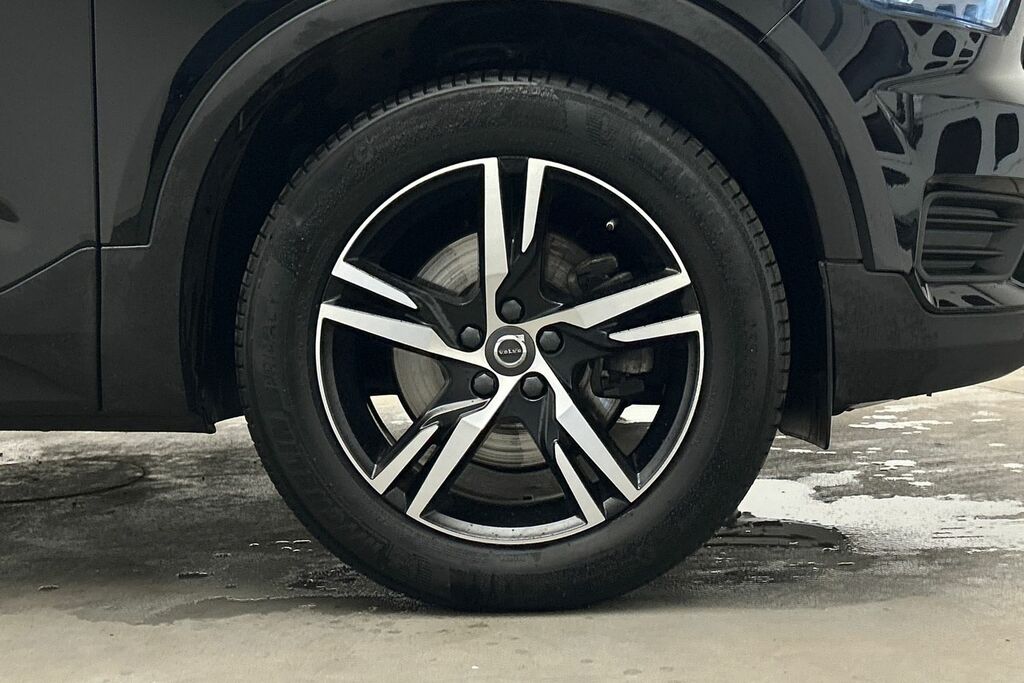 Compare Volvo XC40 R-design, B4 Mild Hybrid WH21KZR Black