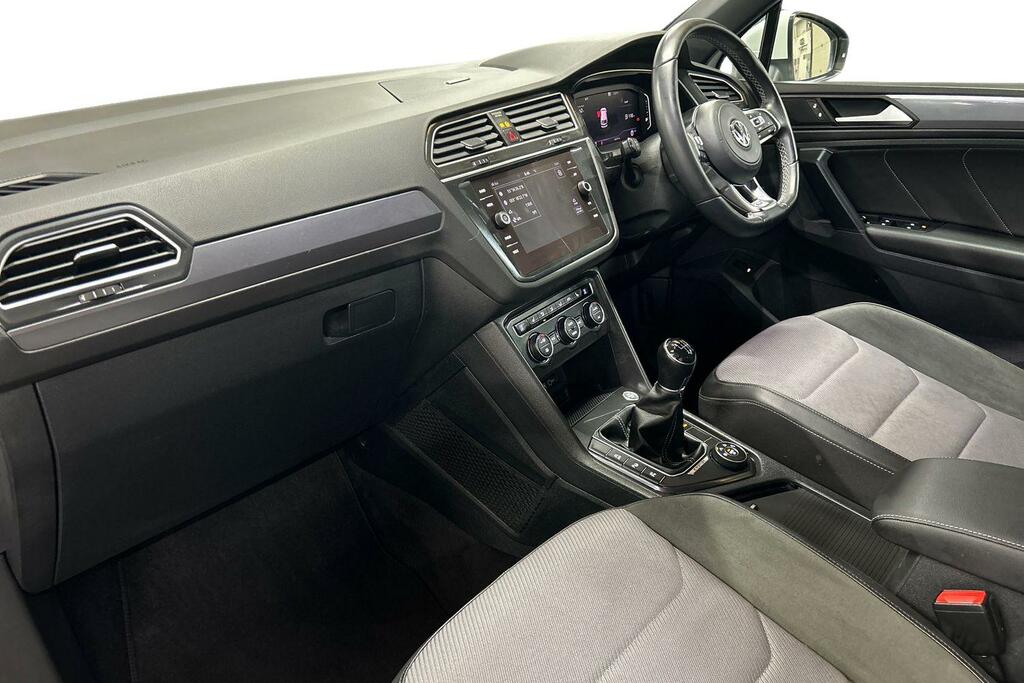 Compare Volkswagen Tiguan 2.0 Tdi R-line Tech 4Motion Euro 6 Ss SC69VGR White