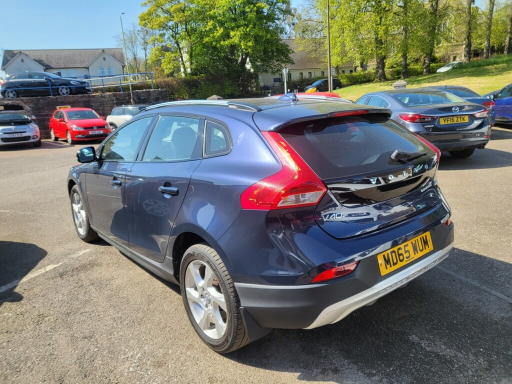 Compare Volvo V40 Cross Country D2 Cross Country Lux MD65WUM Blue