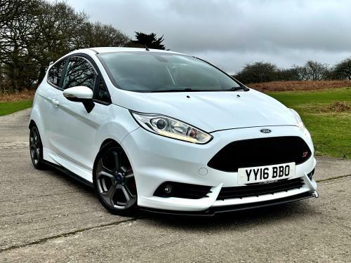 Compare Ford Fiesta St-3 YY16BBO White