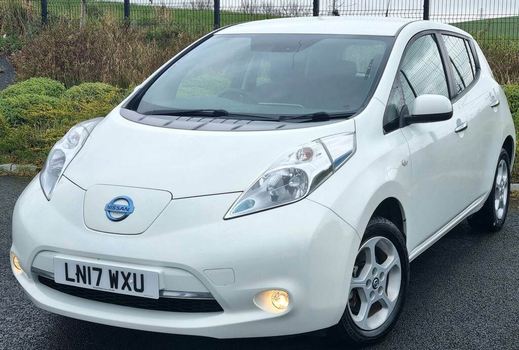 Compare Nissan Leaf 80Kw Acenta 30Kwh LN17WXU White