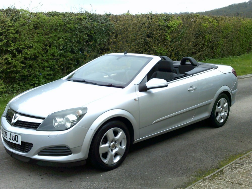Compare Vauxhall Astra Twin Top Air 3-Door OY08JUO Silver