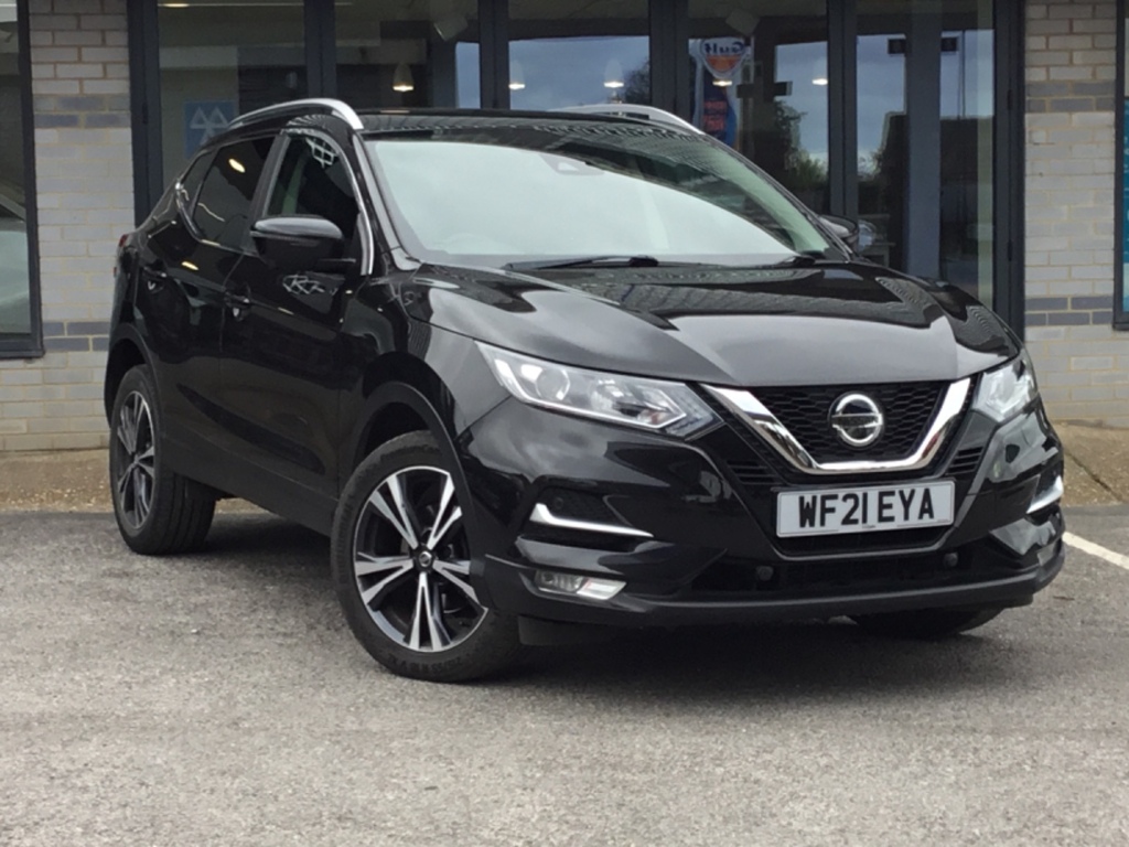 Compare Nissan Qashqai 1.3 Dig-t 160 157 N-connecta Dct Glass Roof WF21EYA Black