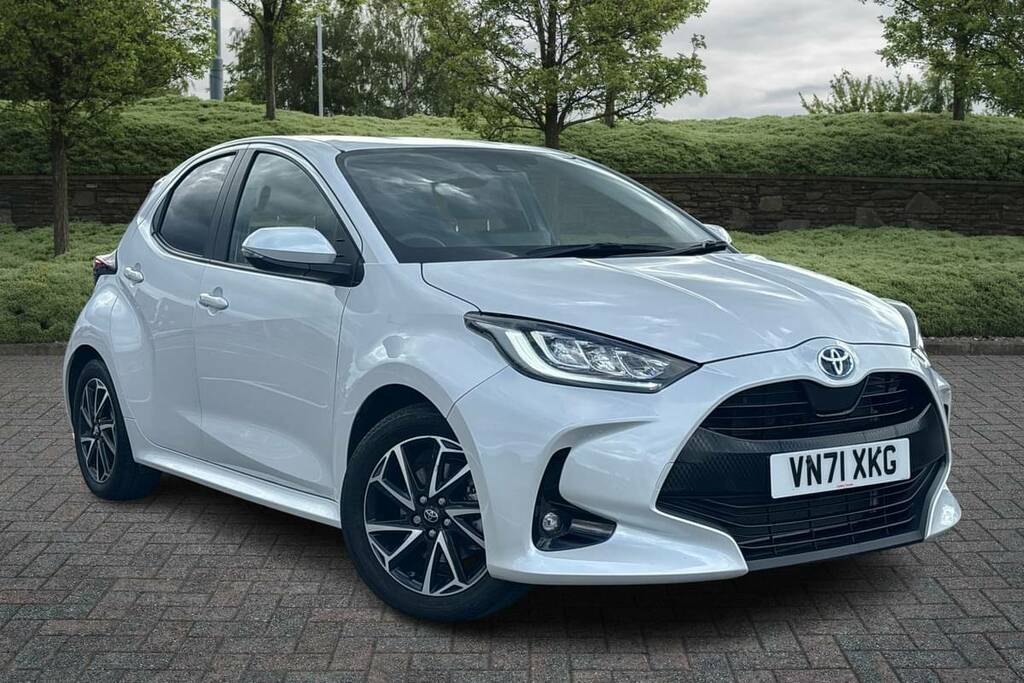 Compare Toyota Yaris 1.5 Hybrid Design Cvt VN71XKG White