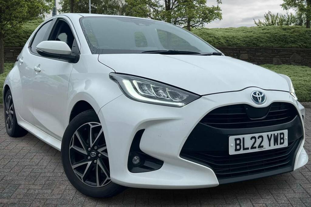 Compare Toyota Yaris 1.5 Hybrid Design Cvt BL22YWB White
