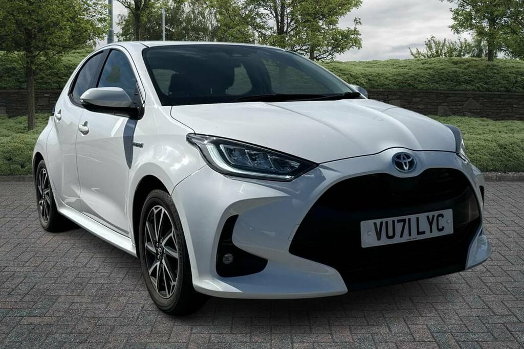 Compare Toyota Yaris 1.5 Hybrid Design Cvt VU71LYC White