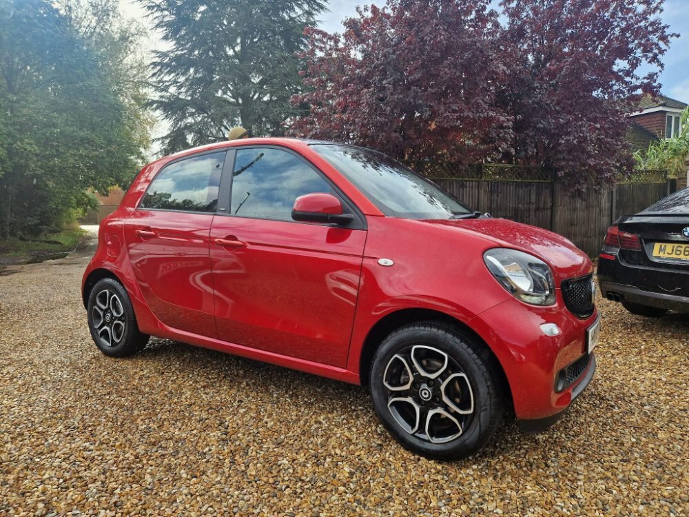 Compare Smart Forfour 1.0 Prime Premium Twinamic Euro 6 Ss HN18UDP Red