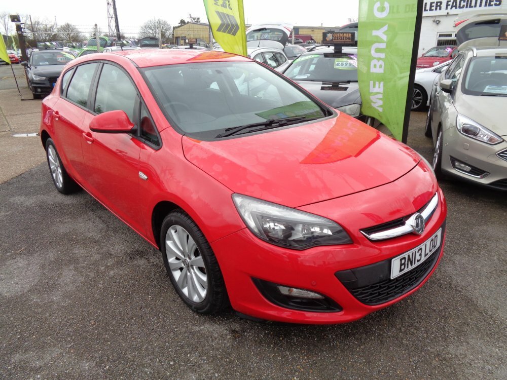 Compare Vauxhall Astra 1.6 Exclusive 5-Door BN13LOD Red