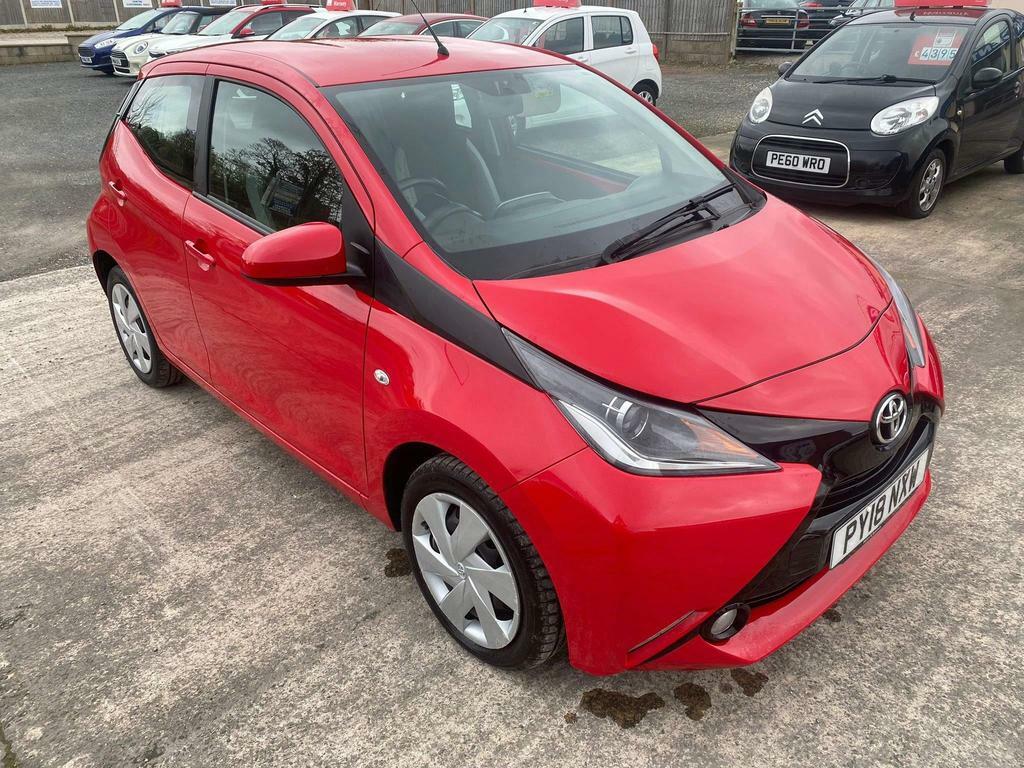 Compare Toyota Aygo 1.0 Vvt-i X-play Euro 6 PY18NXW Red