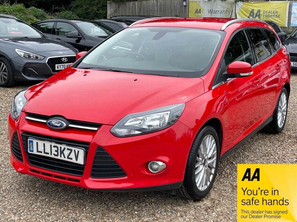Compare Ford Focus 1.0T Ecoboost Zetec Euro 5 Ss LL13KZV Red