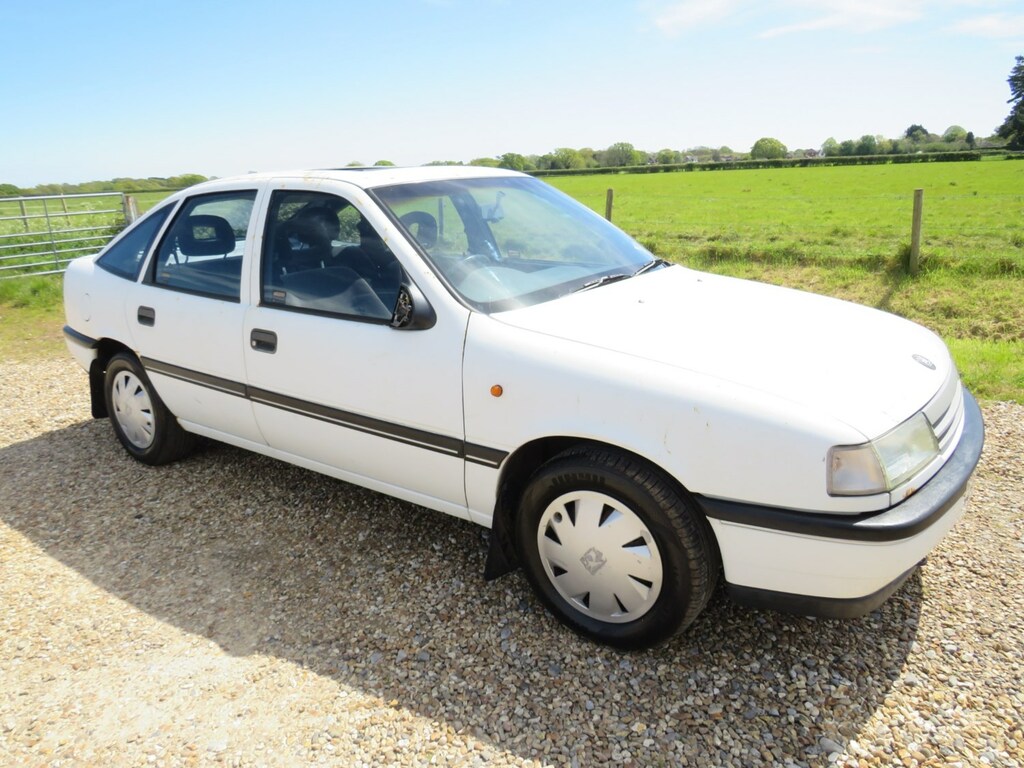 Compare Vauxhall Cavalier 2.0I Gl Genuine Mileage H952BYJ White