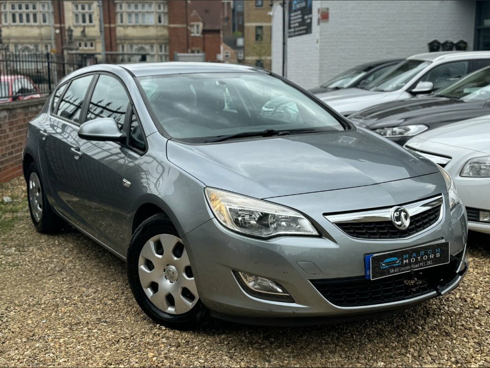Compare Vauxhall Astra 1.7 Cdti Exclusiv Hatchback Euro WK60SUF Silver
