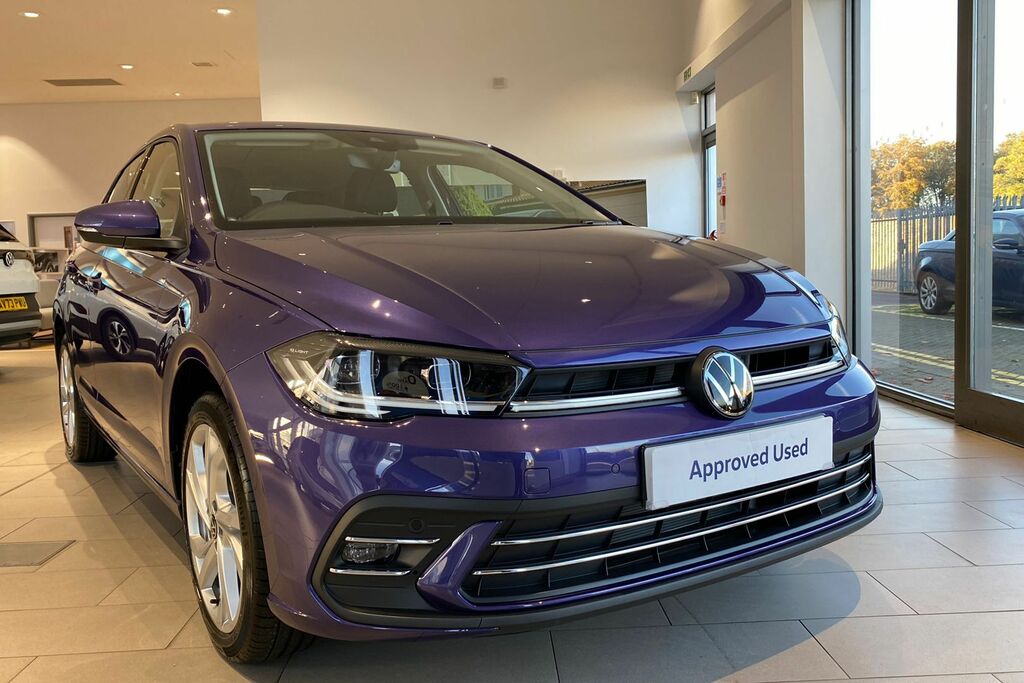 Compare Volkswagen Polo Polo Style Tsi AV73MDU Purple