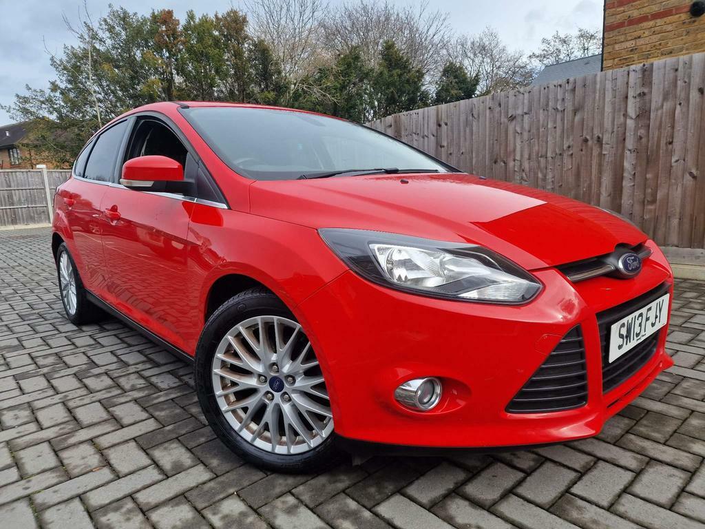 Compare Ford Focus 1.0T Ecoboost Zetec Euro 5 Ss SW13FJY Red