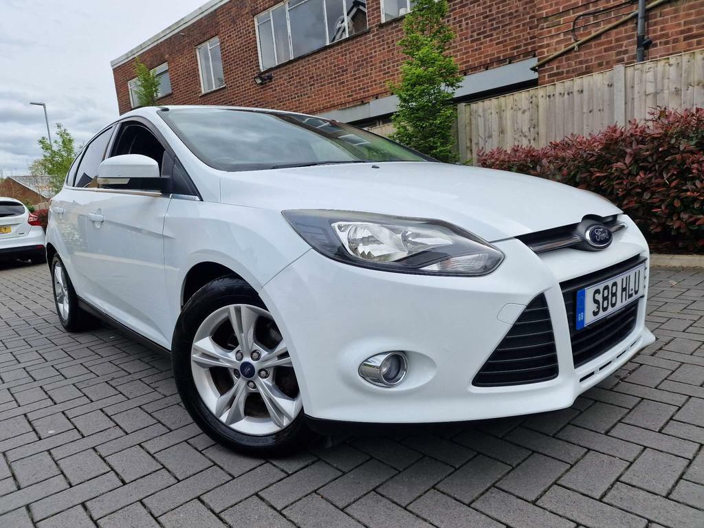 Compare Ford Focus 1.0T Ecoboost Zetec Euro 5 Ss  White