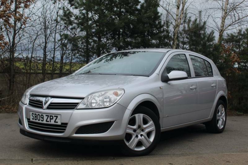Compare Vauxhall Astra Astra Active SB09ZPZ Silver