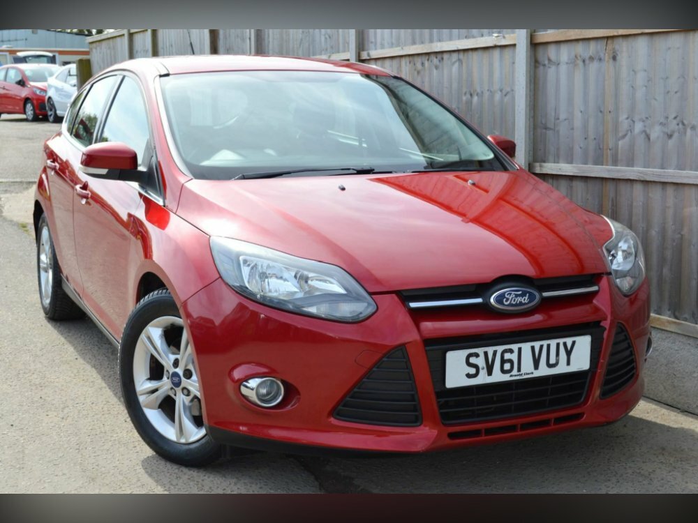Compare Ford Focus 1.6 Zetec Powershift Euro 5 SV61VUY Red