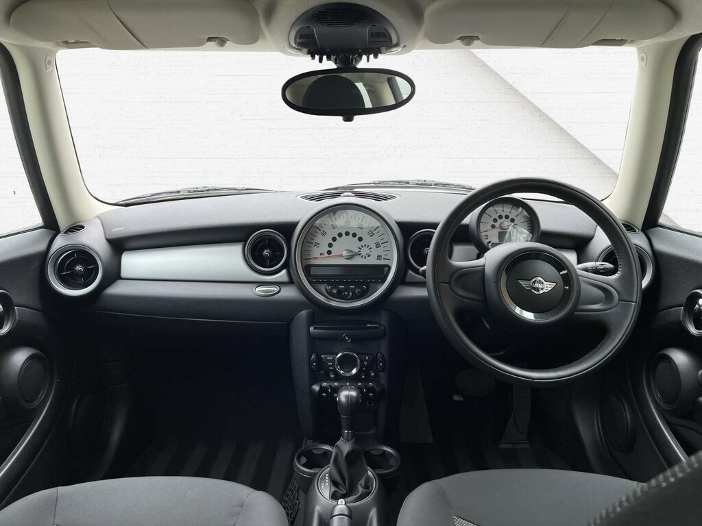 Compare Mini Hatch 1.6 One Steptronic Euro 5 FD11ZBP White