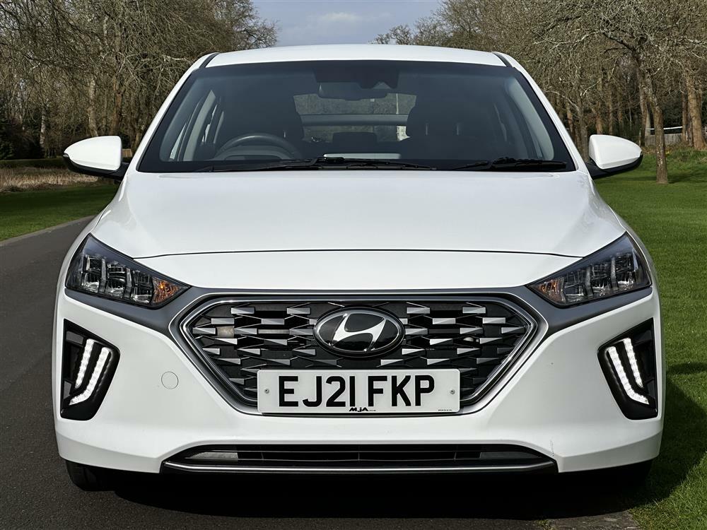 Hyundai Ioniq 1.6 Gdi Hybrid Premium Dct White #1