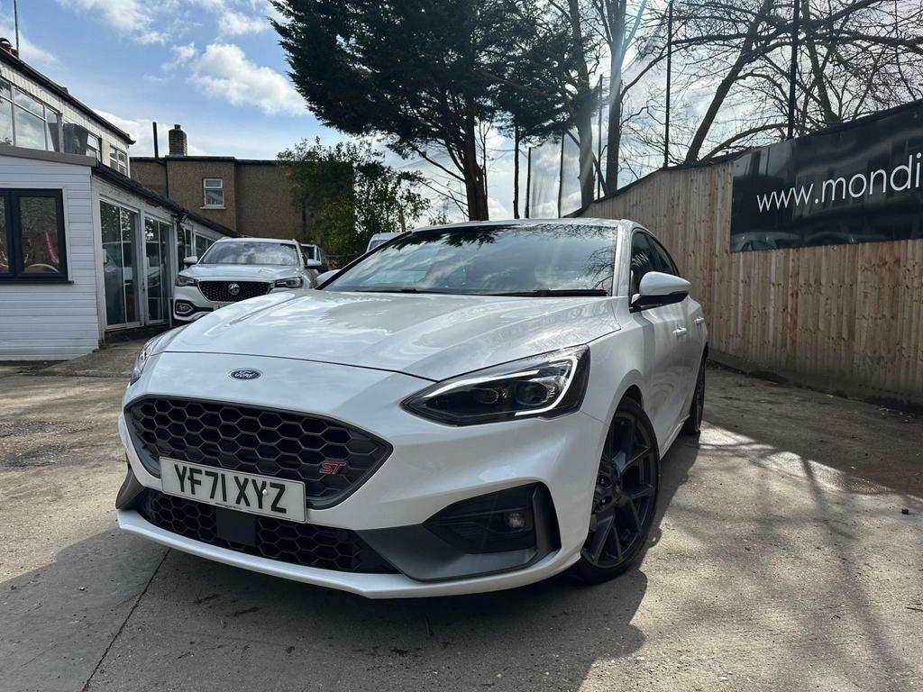 Compare Ford Focus 2.3T Ecoboost St Euro 6 Ss YF71XYZ White