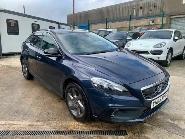 Compare Volvo V40 Cross Country Hatchback 2.0 T5 Lux Nav Awd Euro 6 Ss YH63MFF Blue