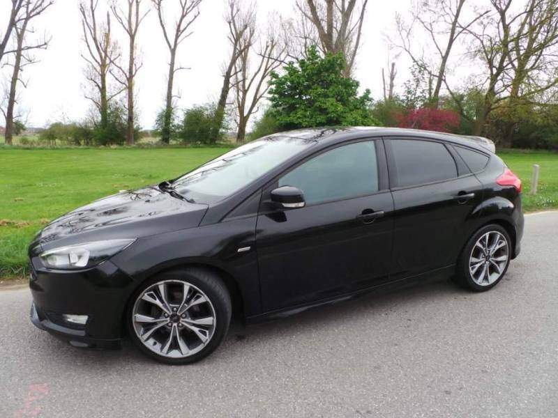 Compare Ford Focus 1.5 Tdci 120 St-line Powershift YT17KBN Black