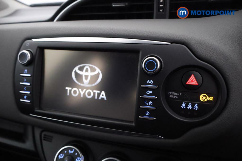 Compare Toyota Yaris 1.5 Vvt-i Icon Tech  White