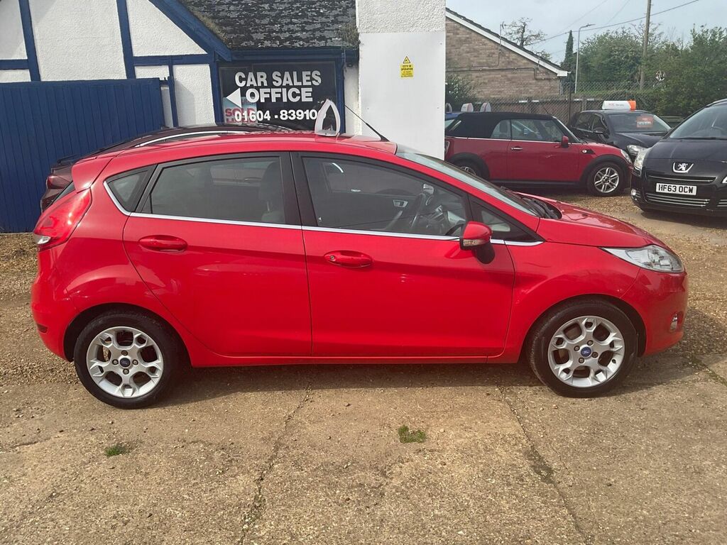 Compare Ford Fiesta Hatchback 1.25 Zetec 201262 BV62VYY Red