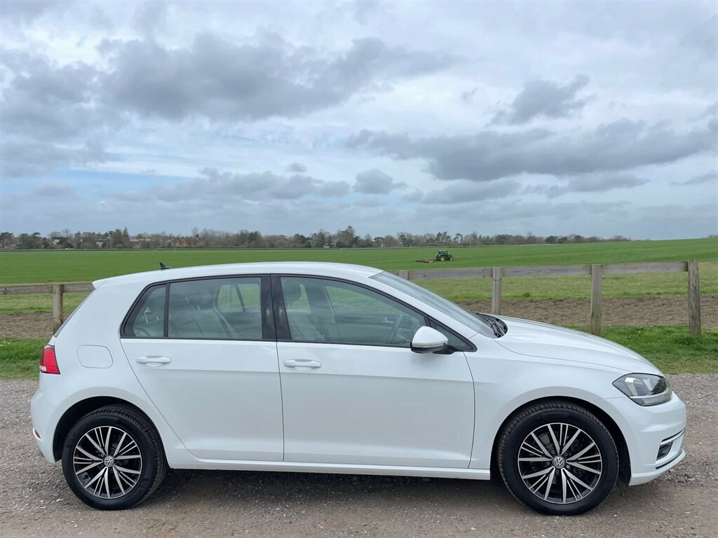 Compare Volkswagen Golf 1.6 Tdi Bluemotion Tech Se Euro 6 Ss ND17XWP White