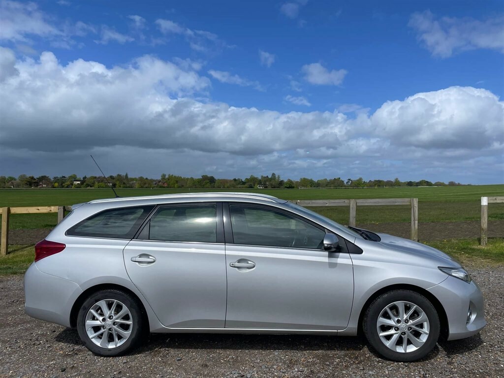 Compare Toyota Auris 1.33 Dual Vvt-i Icon Touring Sports Euro 5 Ss 5 FD64XWY Silver