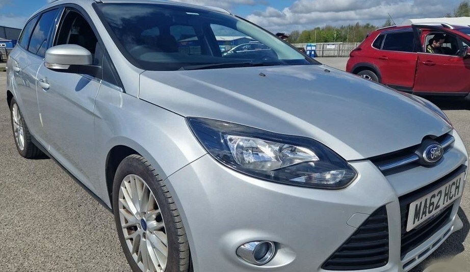 Compare Ford Focus 1.0 Ecoboost Zetec 11 Services 1 Owner MA62HCH Silver