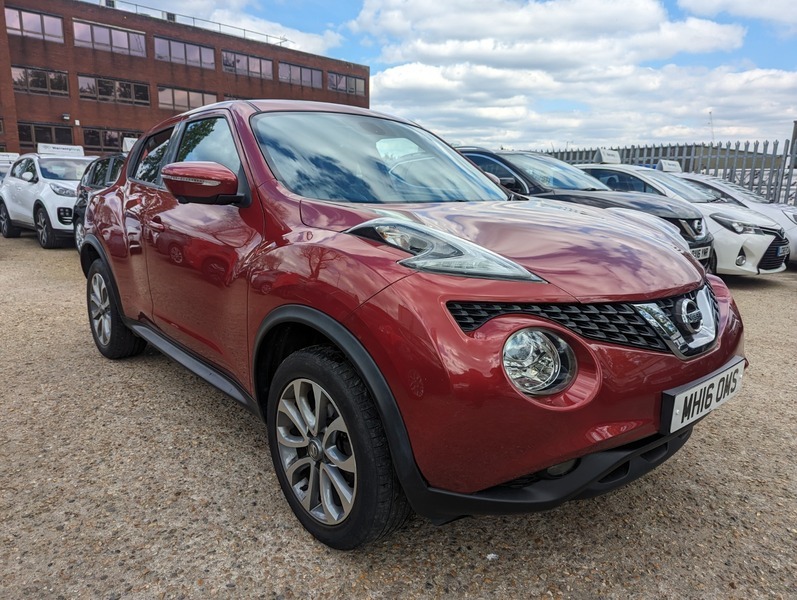 Compare Nissan Juke Tekna Xtronic MH16OMS Red