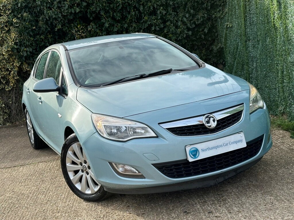 Compare Vauxhall Astra 1.4 16V Exclusiv Euro 5 SV60OVP Blue