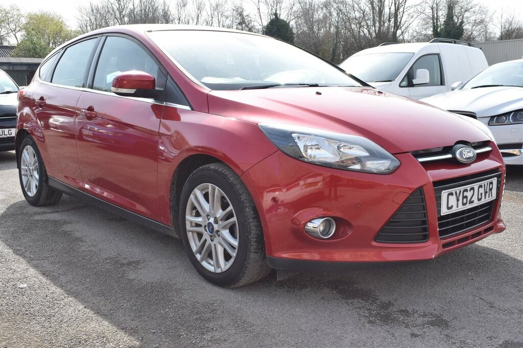 Compare Ford Focus 1.0T Ecoboost Titanium Euro 5 Ss CY62GVR Red