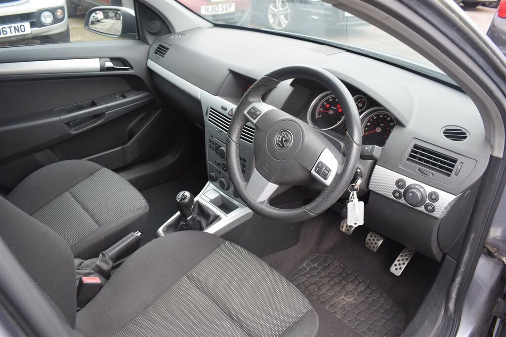 Compare Vauxhall Astra 1.6I 16V Sxi FD07OEP Silver