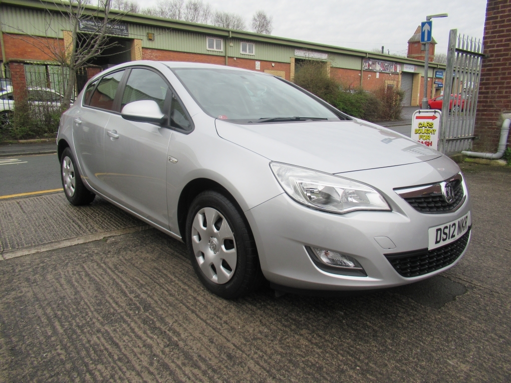 Compare Vauxhall Astra 1.6 Exclusiv DS12NKR Silver